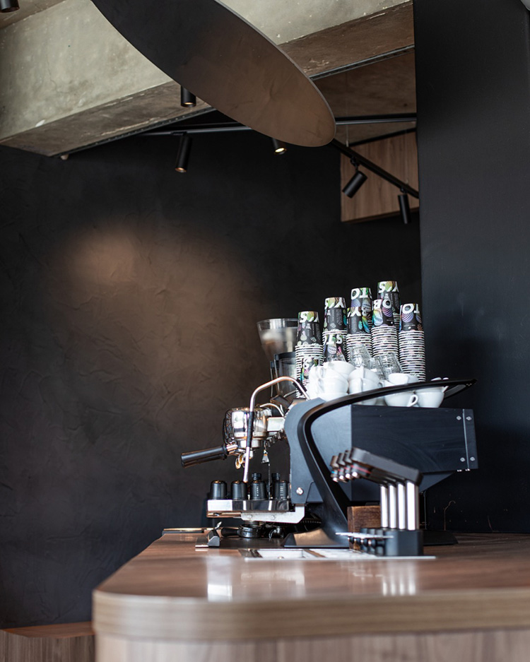 nhung-chuoi-ca-phe-lon-dang-dung-may-pha-ca-phe-slayer-espresso-3